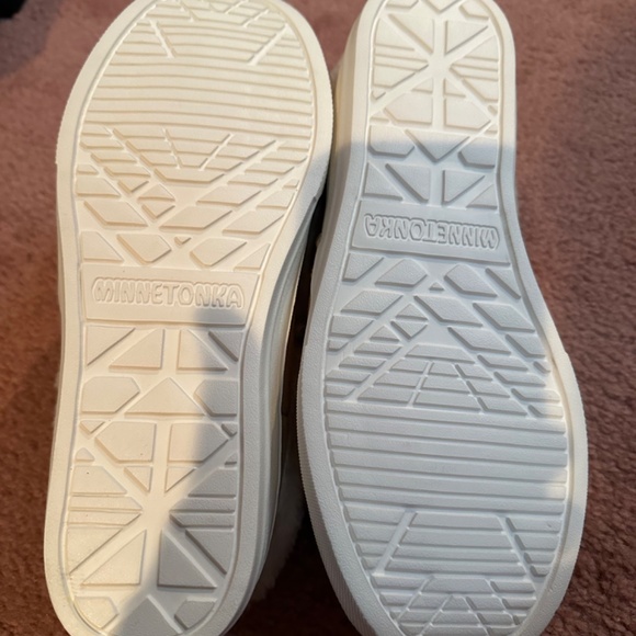 NWOT MINNETONKA SLIP ON SHOES SZ 8M FLEECE - Picture 4 of 4